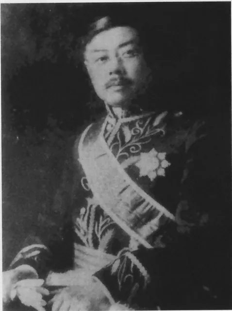 1913 年的顏惠慶;他主編的 1908 年《英華大辭典》,把 guitar 譯成「六絃琵琶」等,是目前查得到最早用「六絃」翻吉他的字典之一。