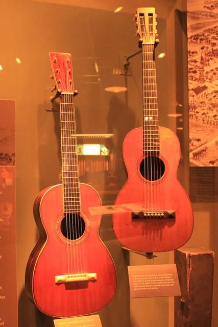 馬丁博物館展出的約 1845 年西班牙式吉他與 1859 年 3-17 型