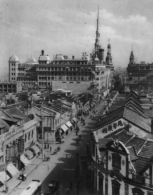 1927 年出版的上海寫真集裡的南京路;兩年後塞哥維亞就在南京路的市政廳開了他在上海的第一場吉他演奏會。