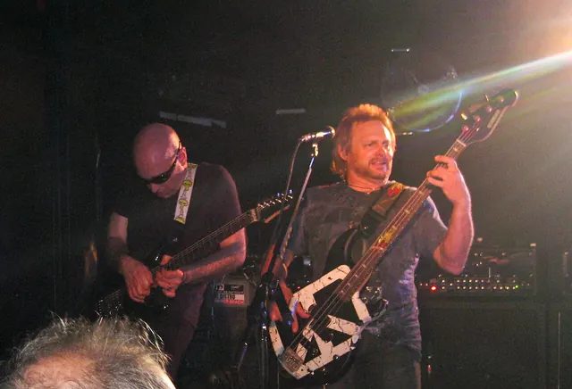 2009 年沙翠亞尼與貝斯手麥可·安東尼（Michael Anthony）在 Chickenfoot 樂團同台；在別人的樂團裡，他也是那位要讓團長驚喜的樂手