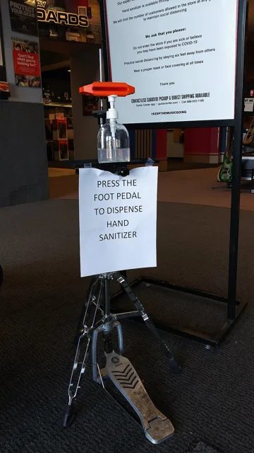 疫情期間 Guitar Center 門市放置的腳踩式乾洗手裝置。