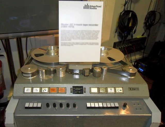 艾比路錄音室 1964–1972 年使用的 Studer J37 四軌錄音機,披頭四的倒轉吉他就是在這類機器上做出來的。