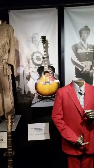 彼特·湯森的 1968 年 Gibson J-200,搖滾名人堂博物館展出。