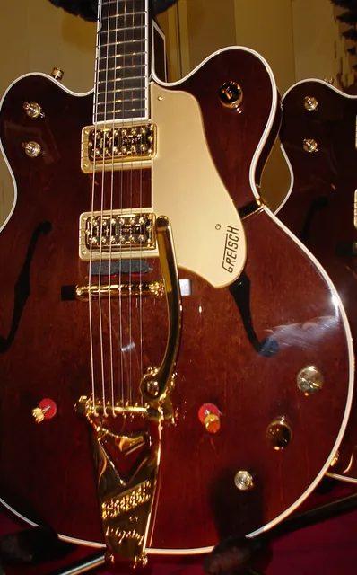 1958 年款 Gretsch 6122 Chet Atkins Country Gentleman，琴上裝的是雙線圈拾音器