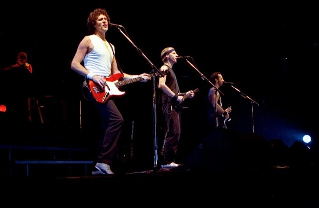 1985 年《Brothers in Arms》巡演在挪威德拉門；諾弗勒說那次巡演讓他發現大家都彈太多