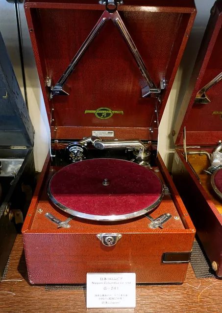 1951 年日本古倫美亞出品的手提留聲機;〈湯の町エレジー〉〈夢で逢ひませう〉這些戰後初期的 78 轉唱片,當年就是用這類留聲機播放。