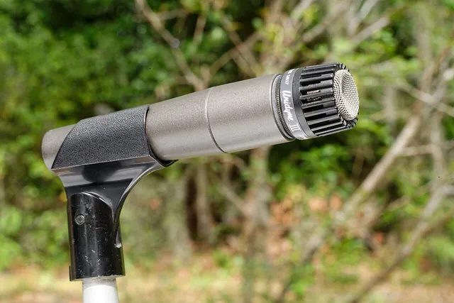 約 1984 年的 Shure SM57 麥克風;史普林斯汀錄《Nebraska》時,用的就是兩支這種平價的動圈麥克風