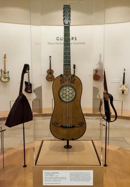 鳳凰城樂器博物館展出的約 1590 年貝爾希奧·迪亞斯吉他