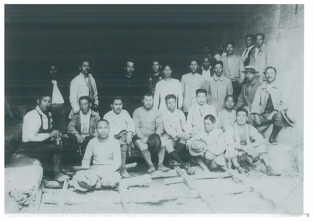 1920 年代日月潭水力發電工程的工作人員合照,這項工程完工後湖面上升,邵族部落被迫遷移