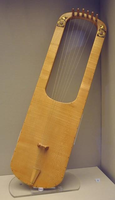 大英博物館展出的薩頓胡(Sutton Hoo)里拉琴復原品,這是 1970 年代確認它是里拉琴、不是豎琴之後的樣子。