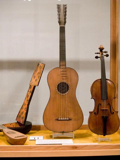 美國國家音樂博物館展出的史特拉第瓦里吉他、小提琴與曼陀林