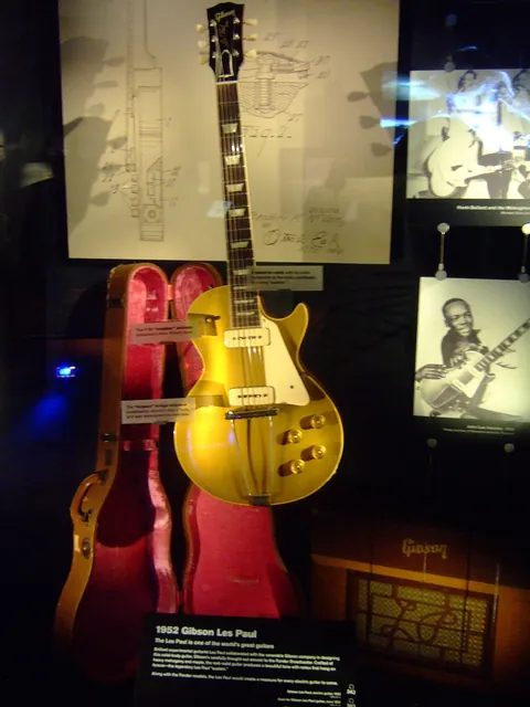 西雅圖流行文化博物館展出的 1952 年 Gibson Les Paul 金頂琴,正是借用萊斯·保羅名字的第一代。
