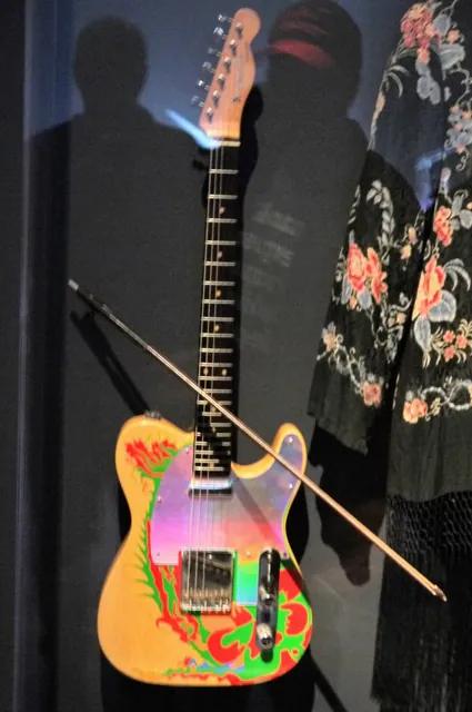 2019 年大都會藝術博物館《Play It Loud》展出吉米·佩吉手繪龍紋的 Telecaster,他也曾用小提琴弓拉這把琴。
