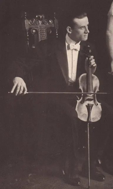 勞埃德·洛爾拉奏他的中提琴類樂器 viola alta;這位 Gibson 聲學工程師也是演奏家,晚年還公開演奏沒有背板的電中提琴。