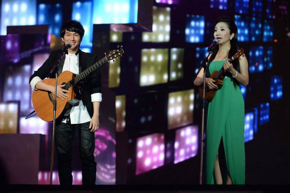盧家宏老師在金曲獎表演指彈吉他,與陶晶瑩同台